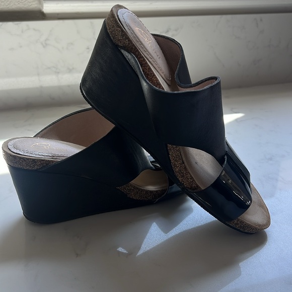 Black leather and patten leather wedges - Picture 2 of 3